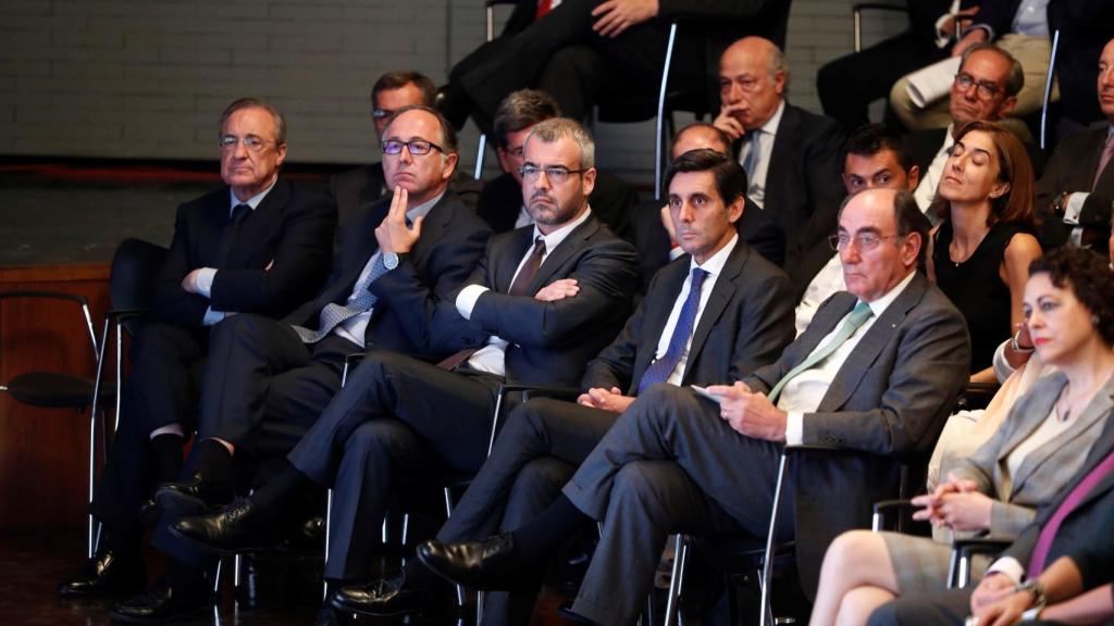 El presidente de ACS Florentino Pérez (i), el presidente de IBERIA Luis Gallego (2i), el presidente de Telefónica José María Álvarez-Pallete (2d), y el presidente de IBERDROLA José Ignacio Sánchez Galán (d), durante la intervención del presidente gobierno Pedro Sánchez en un acto en 2018.