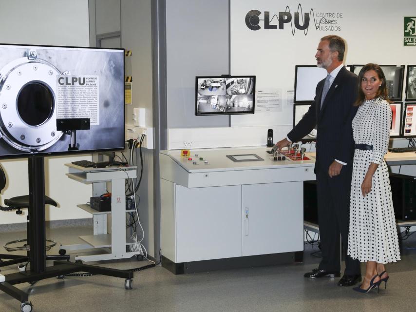 Los reyes en las instalaciones del Centro de Láseres Pulsados en Salamanca.