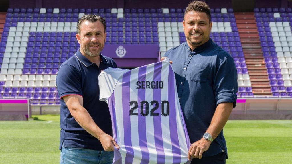 Sergio González y Ronaldo en la renovación del primero como entrenador del Valladolid. Foto: Twitter (@realvalladolid)