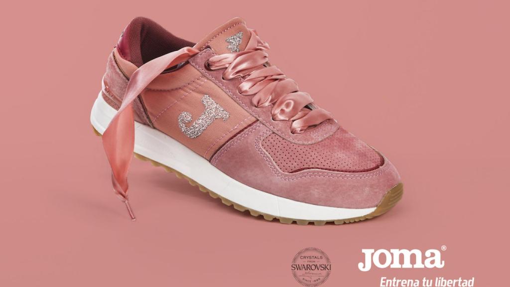 Una muestra de las nuevas zapatillas de Joma.