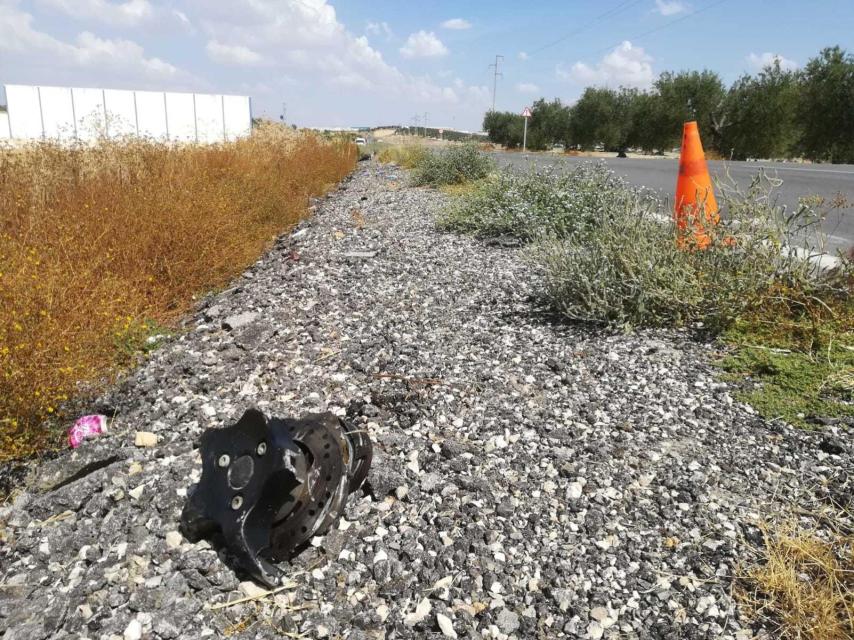 Punto de la carretera junto al que apareció el cadáver de Paula P. S. Este miércoles, un día después del accidente, todavía quedaban restos de los vehículos siniestrados.