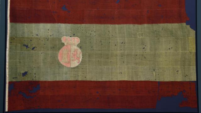 Bandera del buque Príncipe de Asturias expuesta en el Museo Naval.