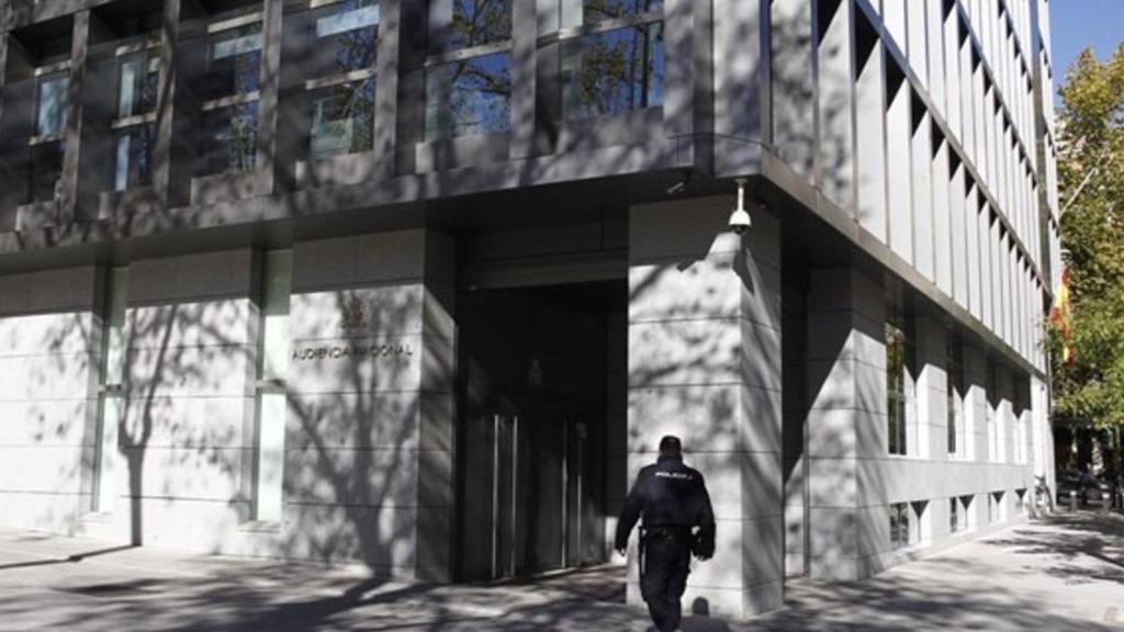 Un policía entra en la Audiencia Nacional.
