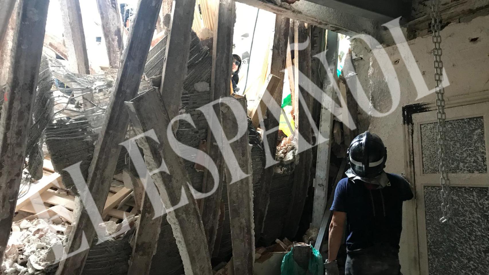 Los bomberos tratando de rescatar a los heridos