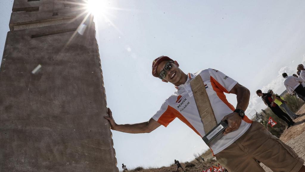 Marc Márquez posa junto al monolito en su honor en la curva 10 de MotorLand.