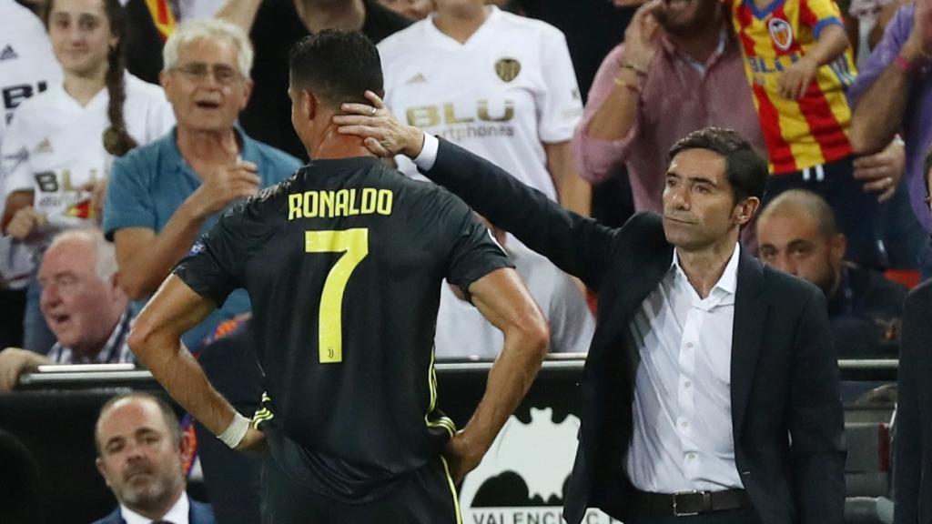 Cristiano se dirige al túnel de vestuarios tras ser expulsado contra el Valencia