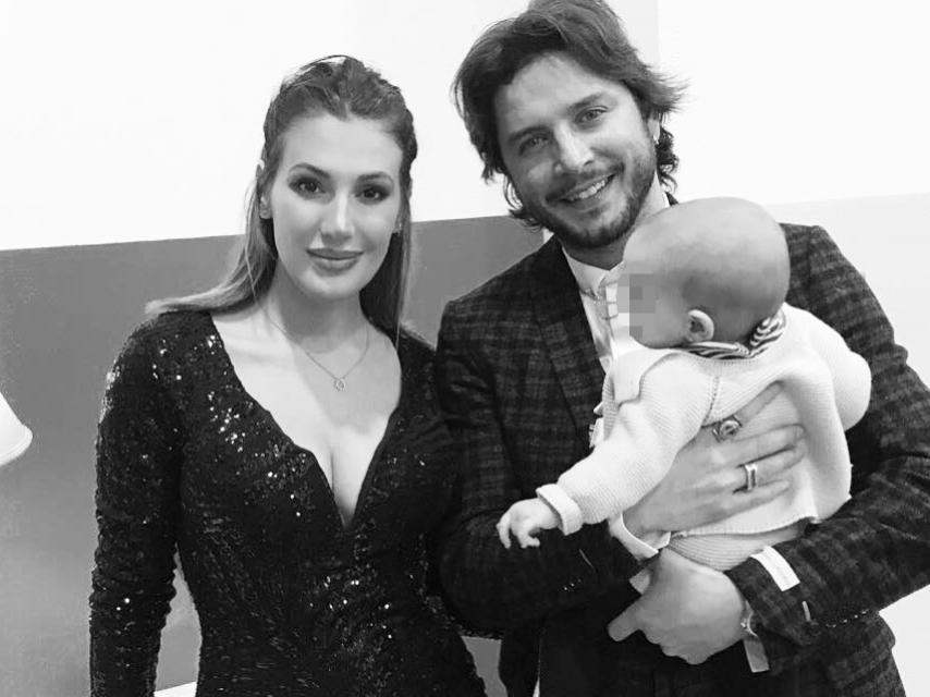 Manuel Carrasco y Almudena junto a su hija.