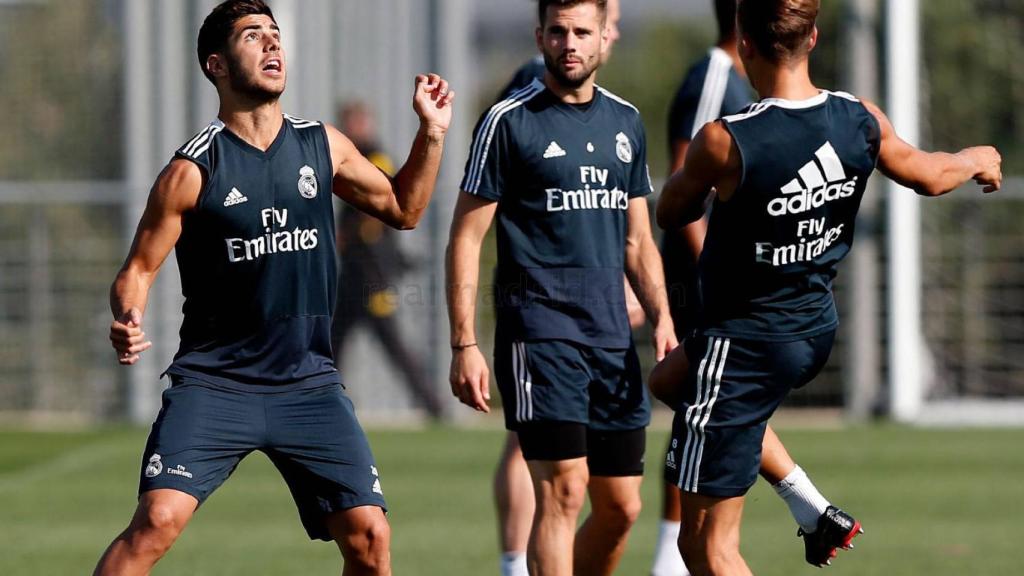 Asensio controlando el balón durante el entrenamiento