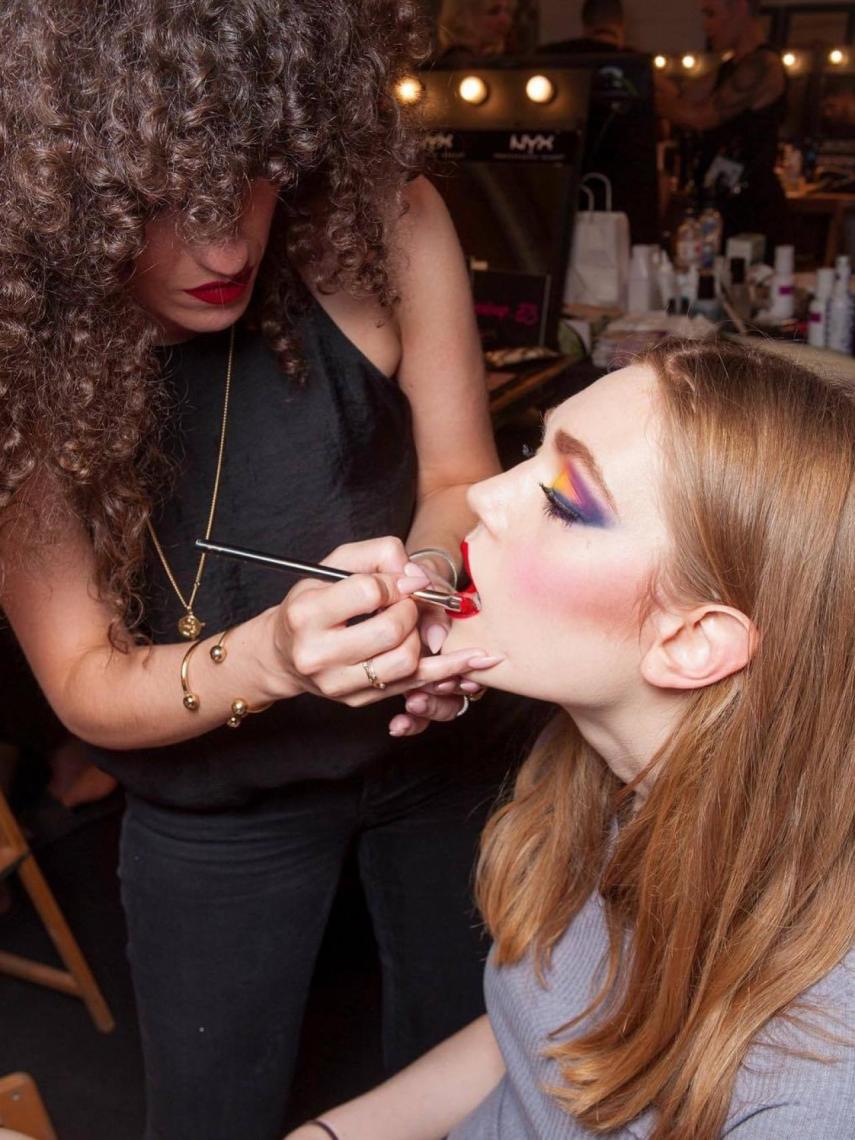 Silvia Pellissa trabajando en un desfile.