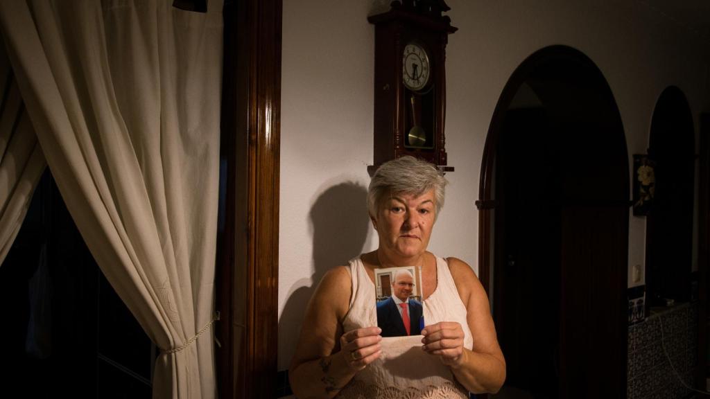 María José Rodríguez De La Carrera sostiene el retrato de su hermano José Enrique quien murió a los 39 años de edad.