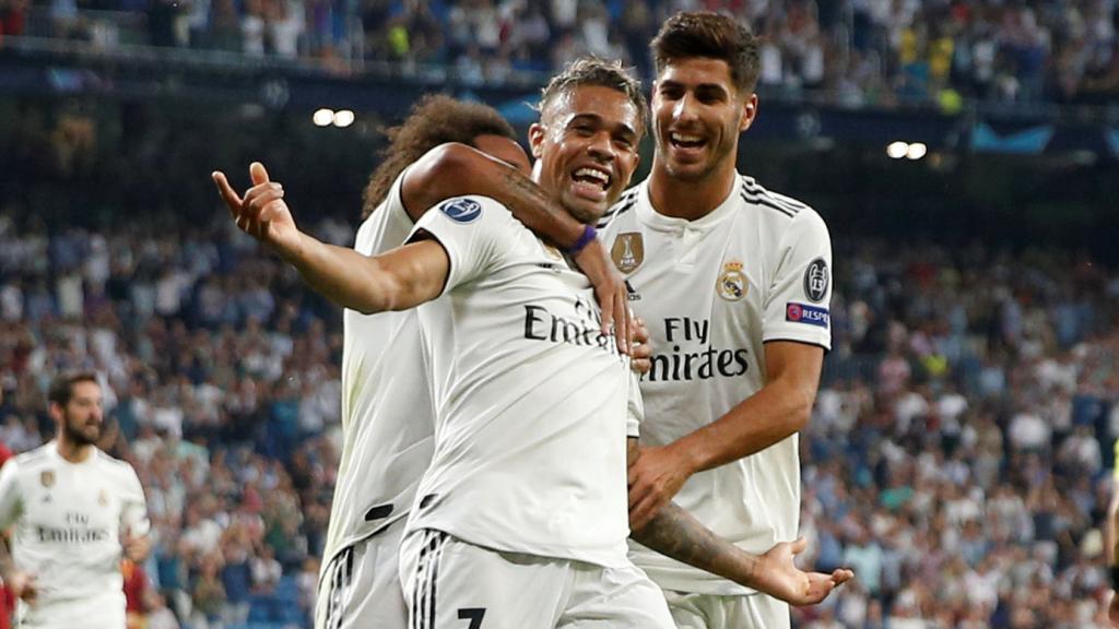 Mariano celebra junto a Asensio y Marcelo un gol