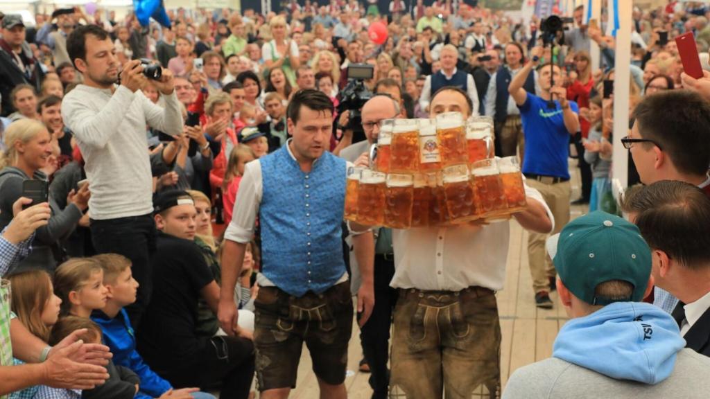 Oliver transporta las cervezas.