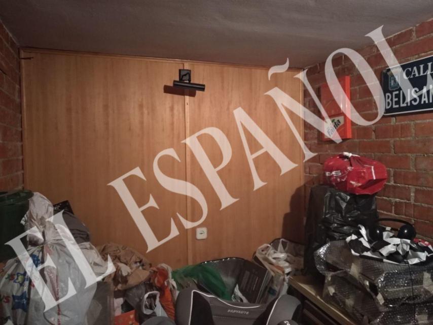 El interior del zulo en la actualidad. Donde se amontonan las bolsas con ropa se situaba la cama de Emiliano Revilla.