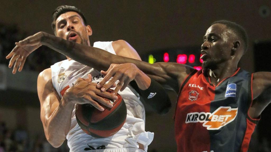 Gustavo Ayón e Ilimane Diop pelean el balón