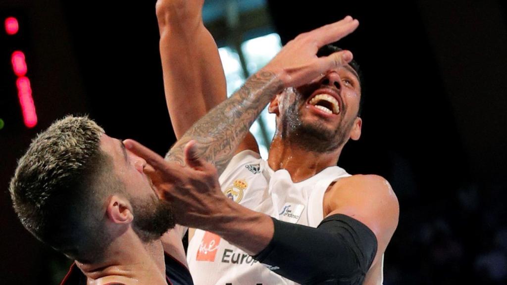 Gustavo Ayón durante la final de la Supercopa ACB ante el Baskonia