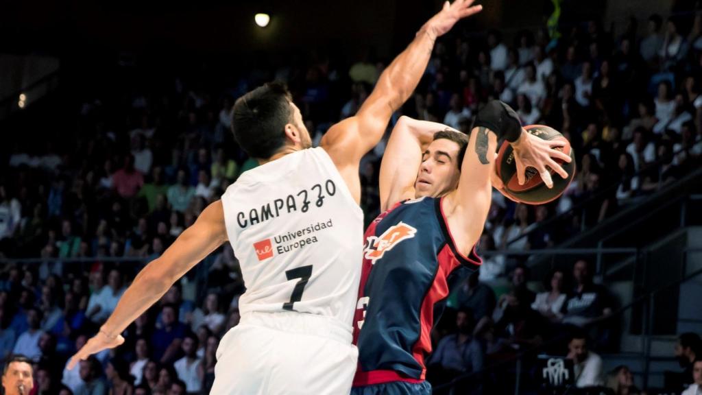 Campazzo intenta robarle el balón a Vildoza