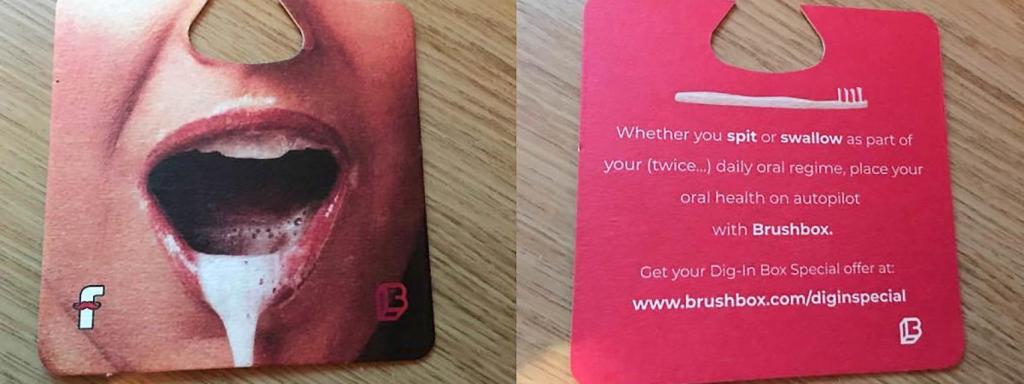 Posavasos promocional entregado a las estudiantes de la Universidad de Sussex