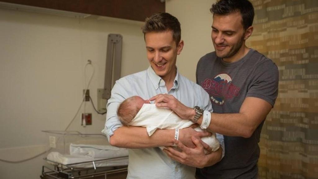 Michael y Jordi reciben a Noah en brazos. Jordi le cortó el cordón umbilical al niño, cuentan.