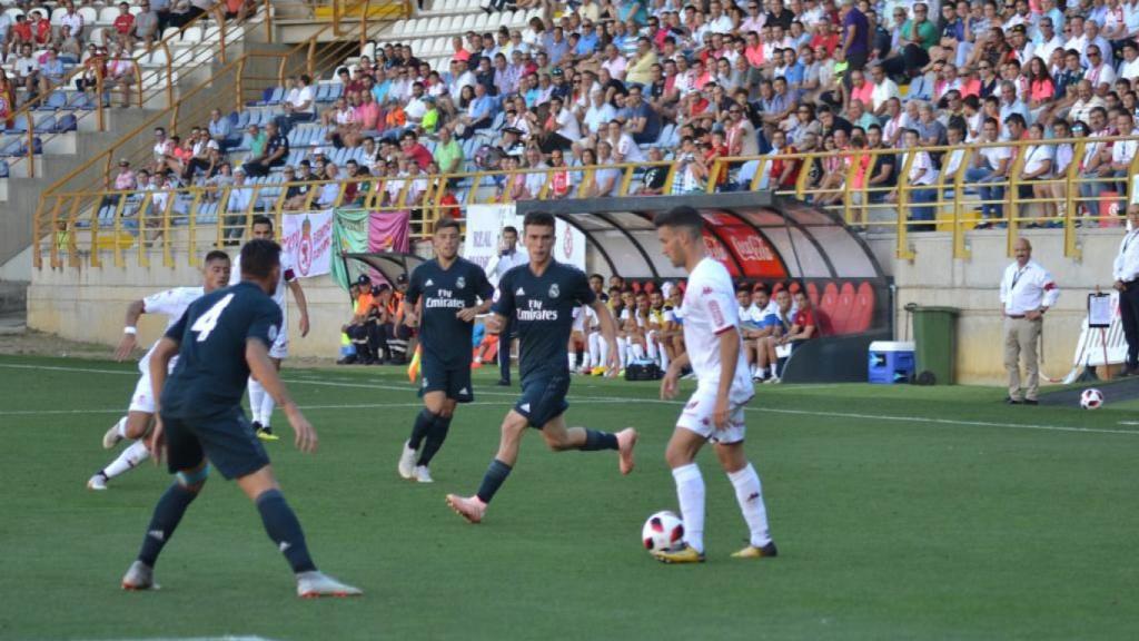 De la Fuente defiende a un jugador de la Cultural. Foto: Twitter (@CyDLeonesa)