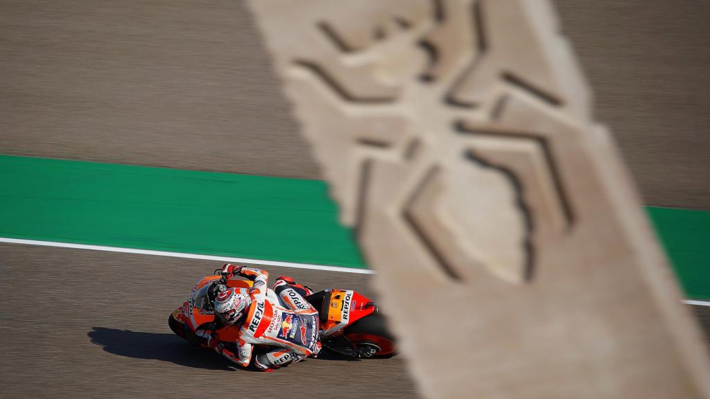 El piloto español traza un viraje a su paso por la curva que lleva su nombre, en MotorLand.