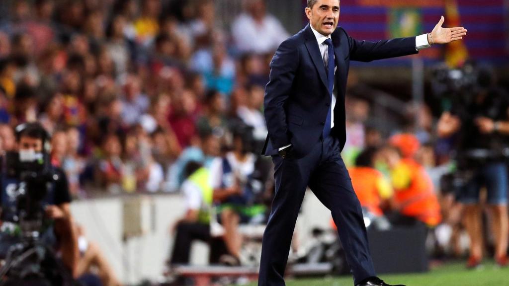 Ernesto Valverde dirigiendo al Barcelona
