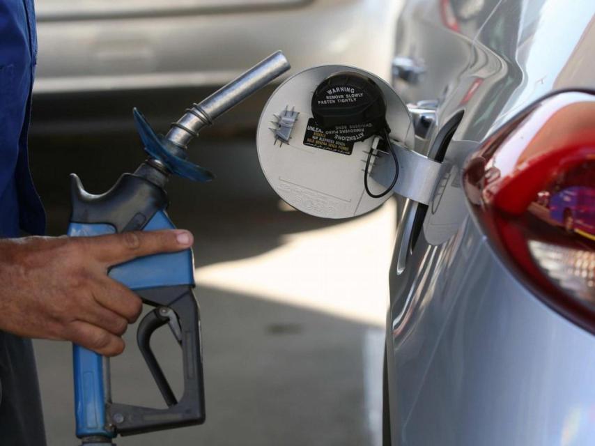 Un coche reposta diésel.