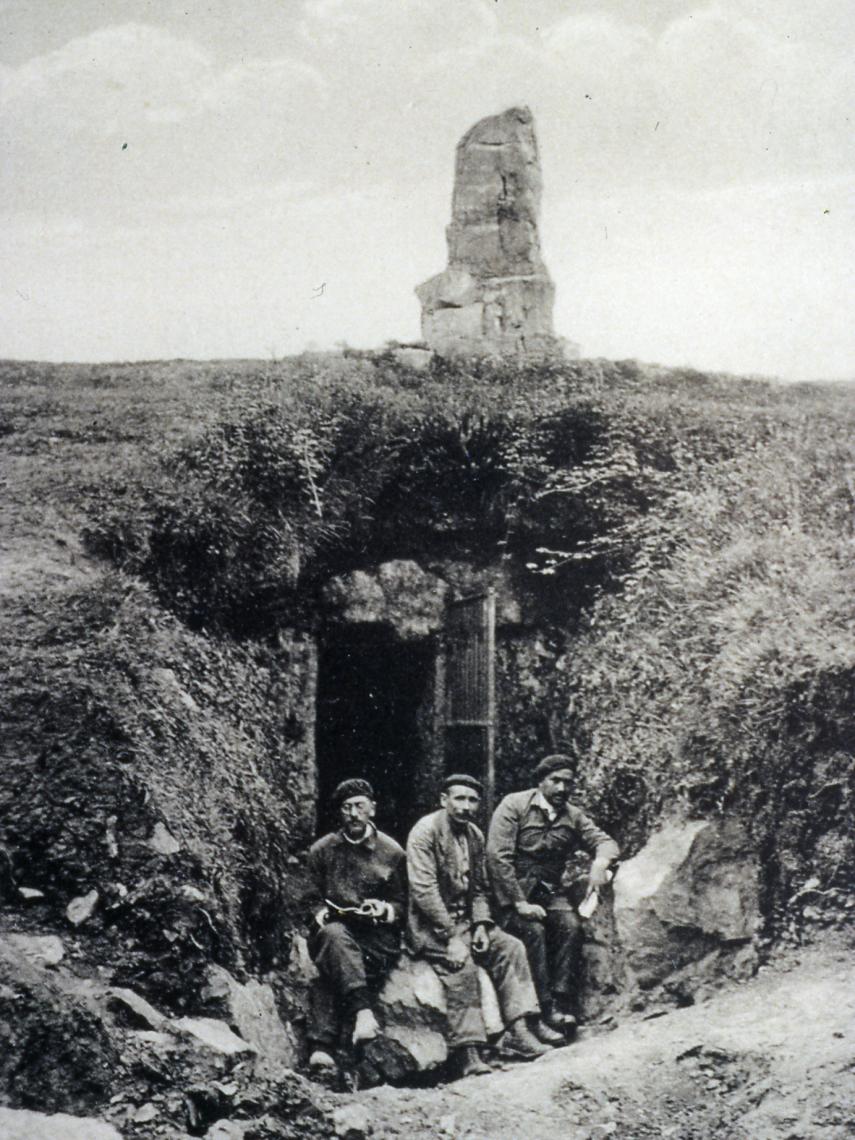 Entrada de la cueva de Altamira en una de las primeras excavaciones.