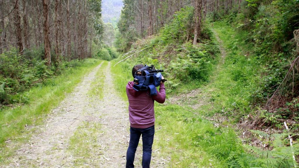 Un cámara graba en el lugar donde fue cometido el crimen.
