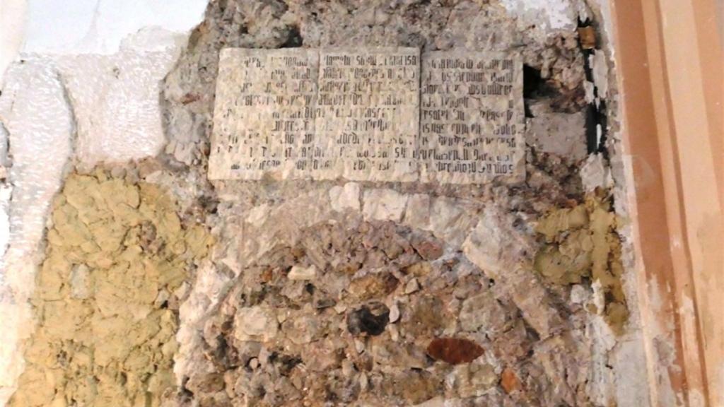 Tres losas de piedra con inscripción gótica. Europa Press.