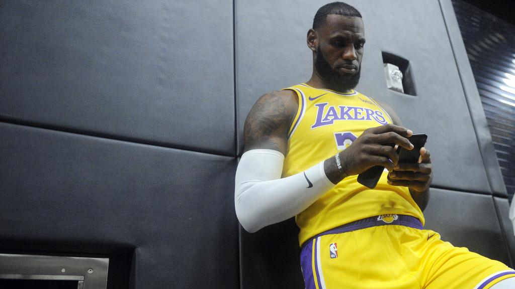 LeBron, antes de hablar con los medios.