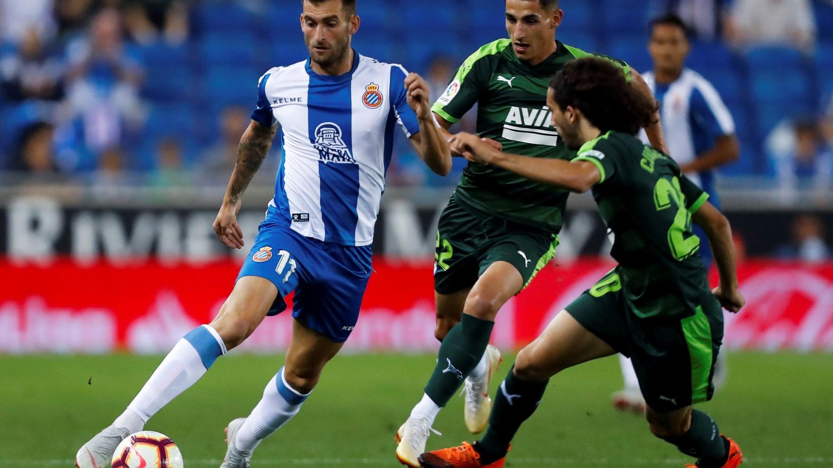 Léo Baptistao yéndose con el esférico