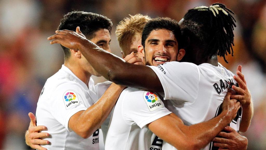 Los jugadores del Valencia celebran un gol
