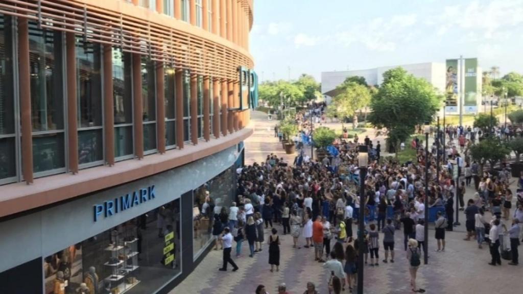 Las colas en la entrada del nuevo Primark, ubicado en el centro comercial Torre Sevilla (Sevilla).