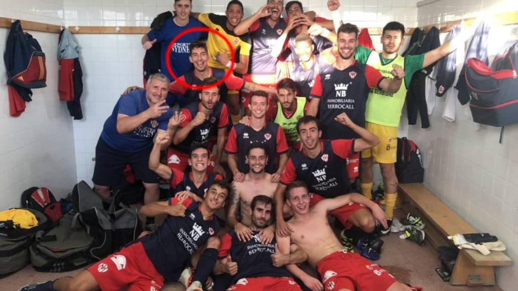 Lucho, rodeado con un círculo, junto a sus compañeros en el Atlético Bembibre.