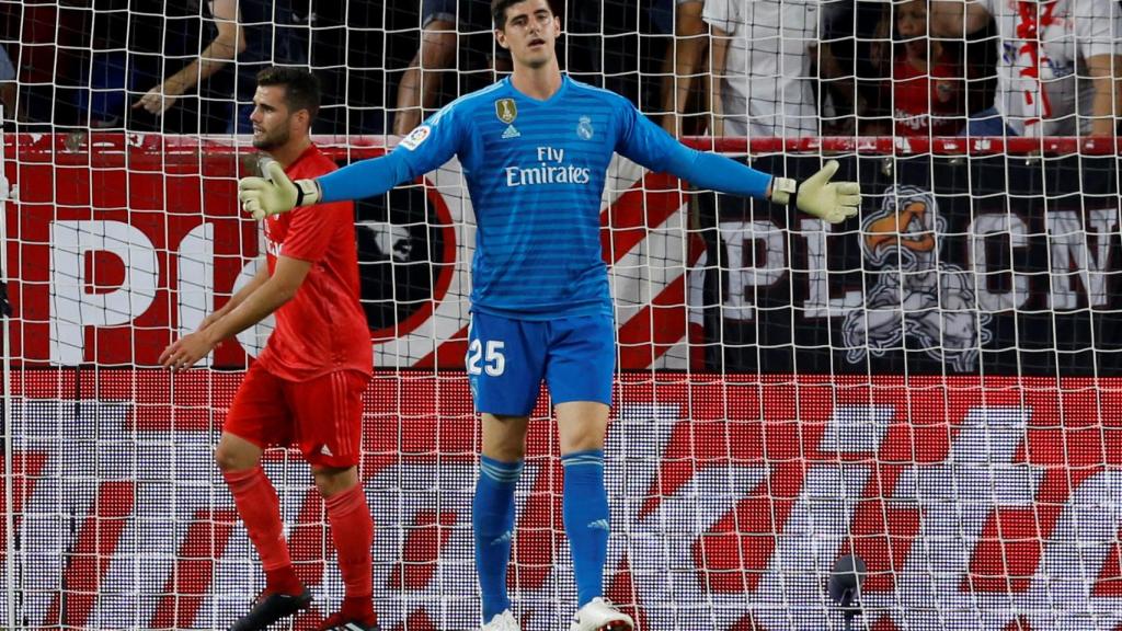 Courtois se lamenta por un gol del Sevilla
