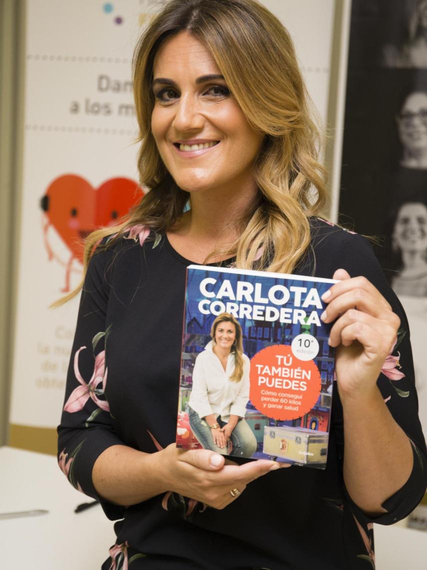 Carlota presume de su libro.