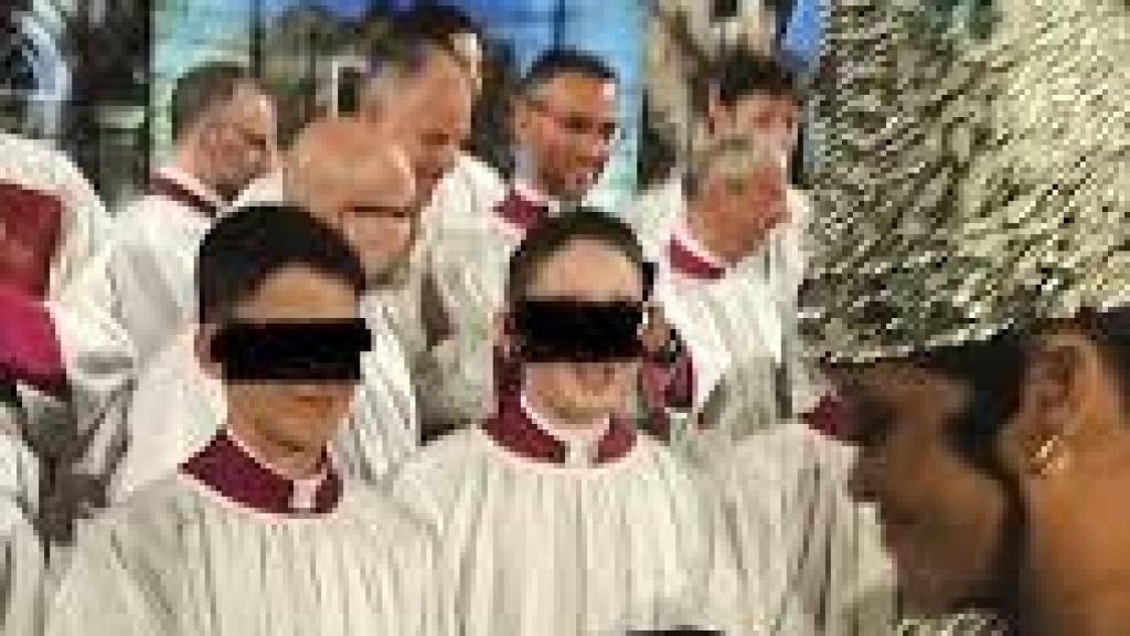 Rihanna junto a algunos miembros más jóvenes del Coro de la Capillla Sixtina.