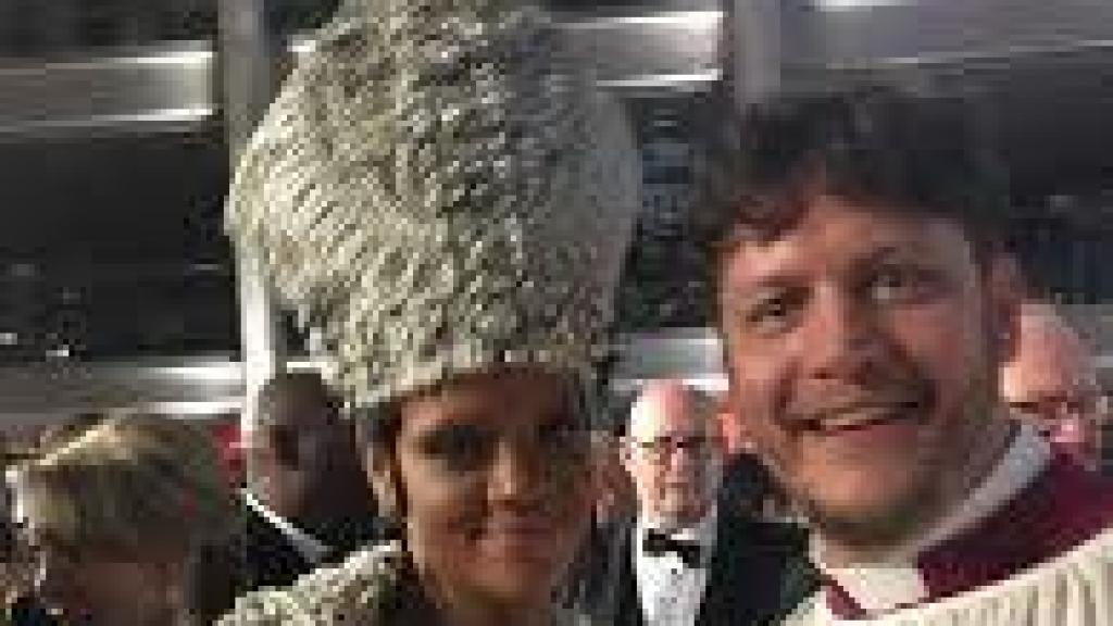 Rihanna en el MET junto a un integrante del Coro de la Capilla Sixtina.