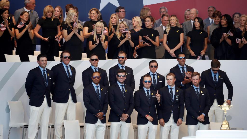 El equipo estadounidense participa en la ceremonia inaugural de la Ryder Cup 2018