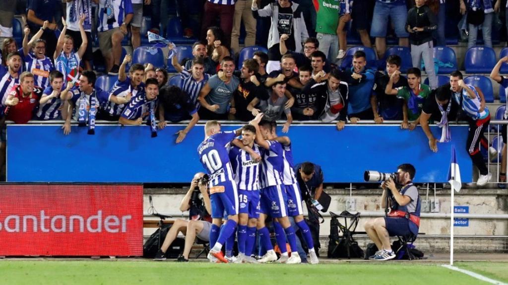 Los jugadores del Alavés celebran un gol