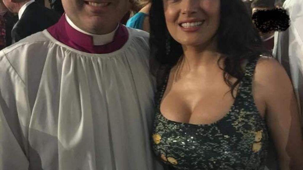 Un miembro del coro junto a Salma Hayek.
