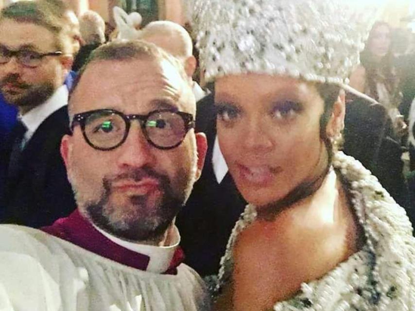 La cantante Rihanna con un integrante del Coro de la Capilla Sixtina en el MET.