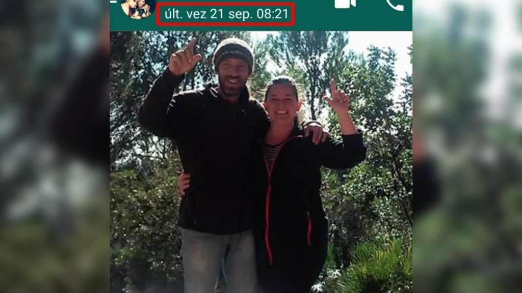 Abraham Bernal e Inmaculada Rodríguez, sonrientes. Este pasado miércoles ella mató a su pareja golpeándole en la cabeza con un rodillo de cocina. En la parte superior de la imagen hemos añadido la hora en la que ella usó por última vez el Whatsapp de su teléfono móvil. Fue cinco días antes de quitarle la vida a su marido.