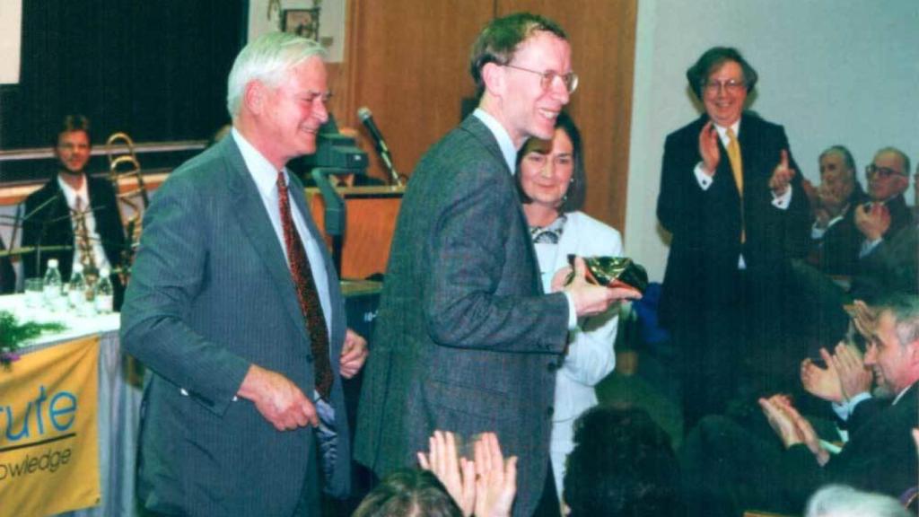 Landon T. Clay (izquierda), fundador del Instituto Clay de Matemáticas.