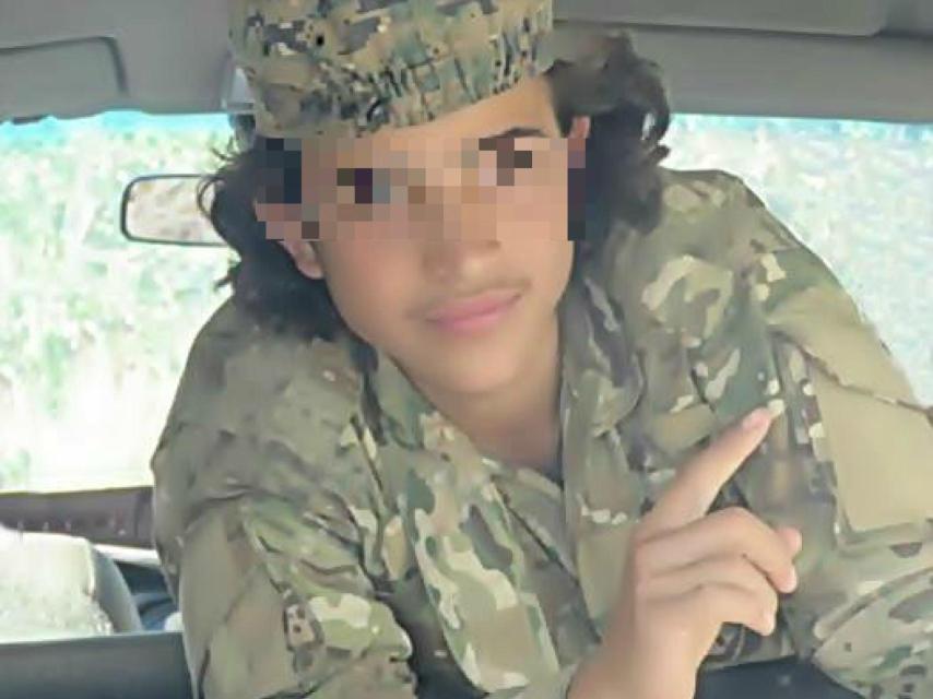 Los jóvenes yihadistas muestran un gesto amable en sus fotografías.