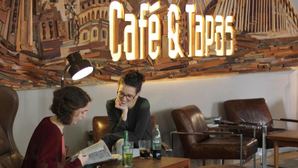 Imagen del interior de un Café & Tapas.
