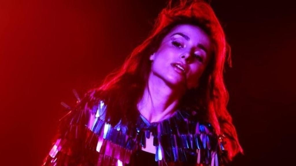 Zahara en el videoclip de Hoy la bestia cena en casa.