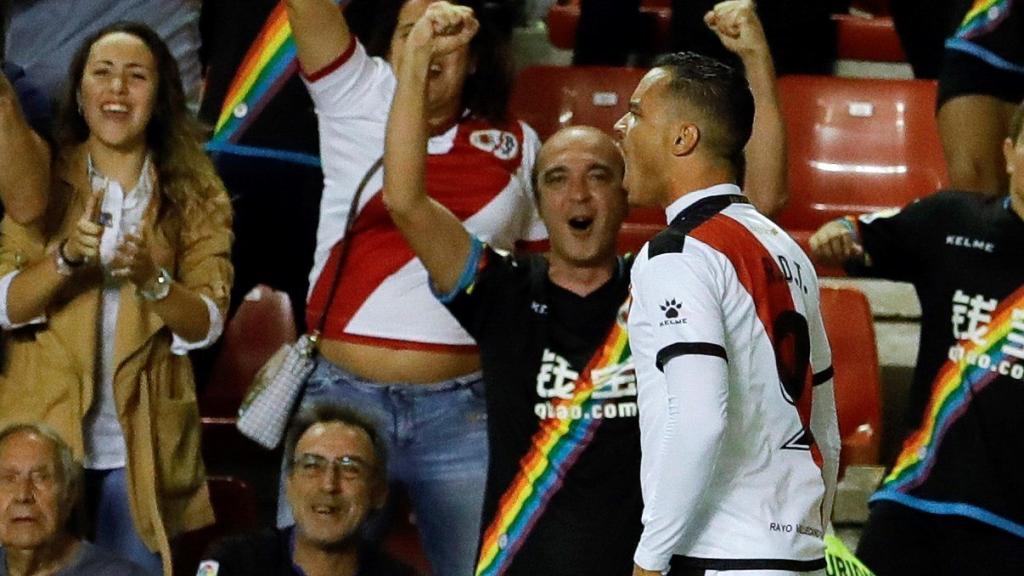 El delantero Raúl de Tomás celebra un gol con el Rayo