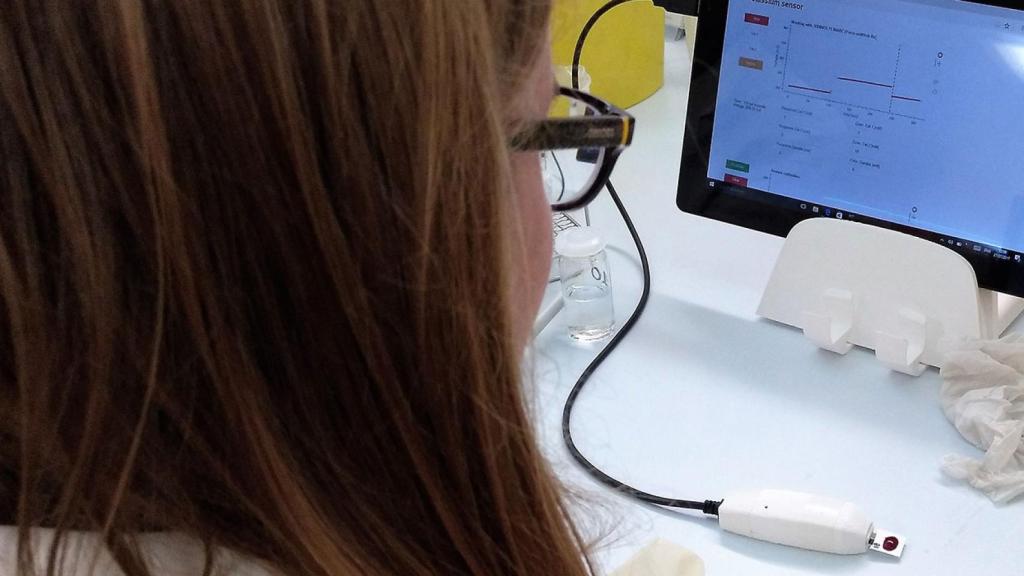 Una profesional sanitaria realizando una de las pruebas de CreatSens en los ensayos clínicos en el Hospital Clinic de Barcelona.