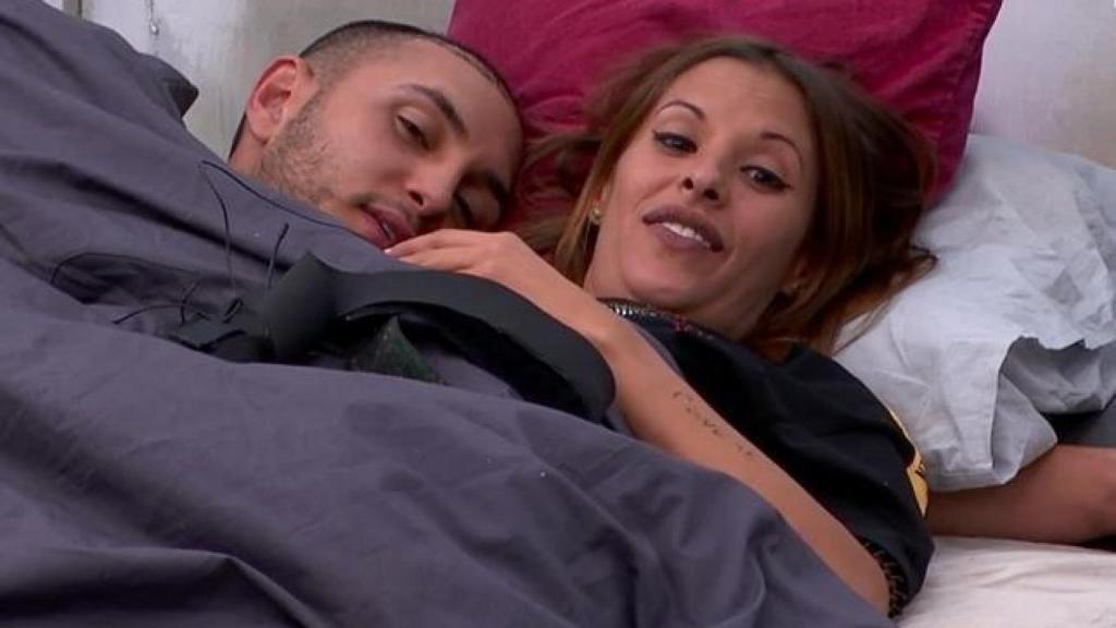 Omar y Techi en la cama.